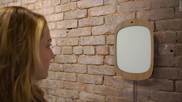 Ce miroir à reconnaissance faciale ne vous reflète que si vous souriez | Nuage Ciel d'Azur
