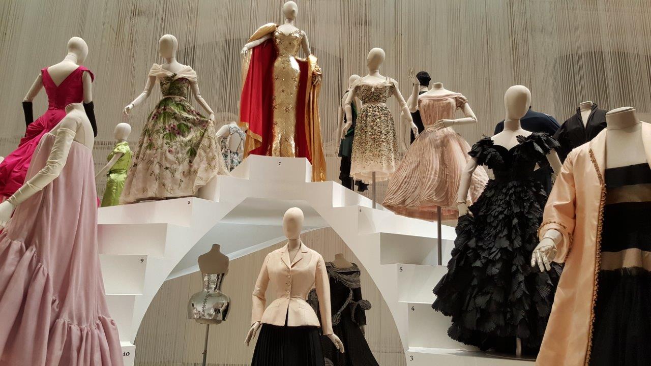 Les collections du musée des arts de la mode réunies dans l'exposition Fashion forward - Carnets ...