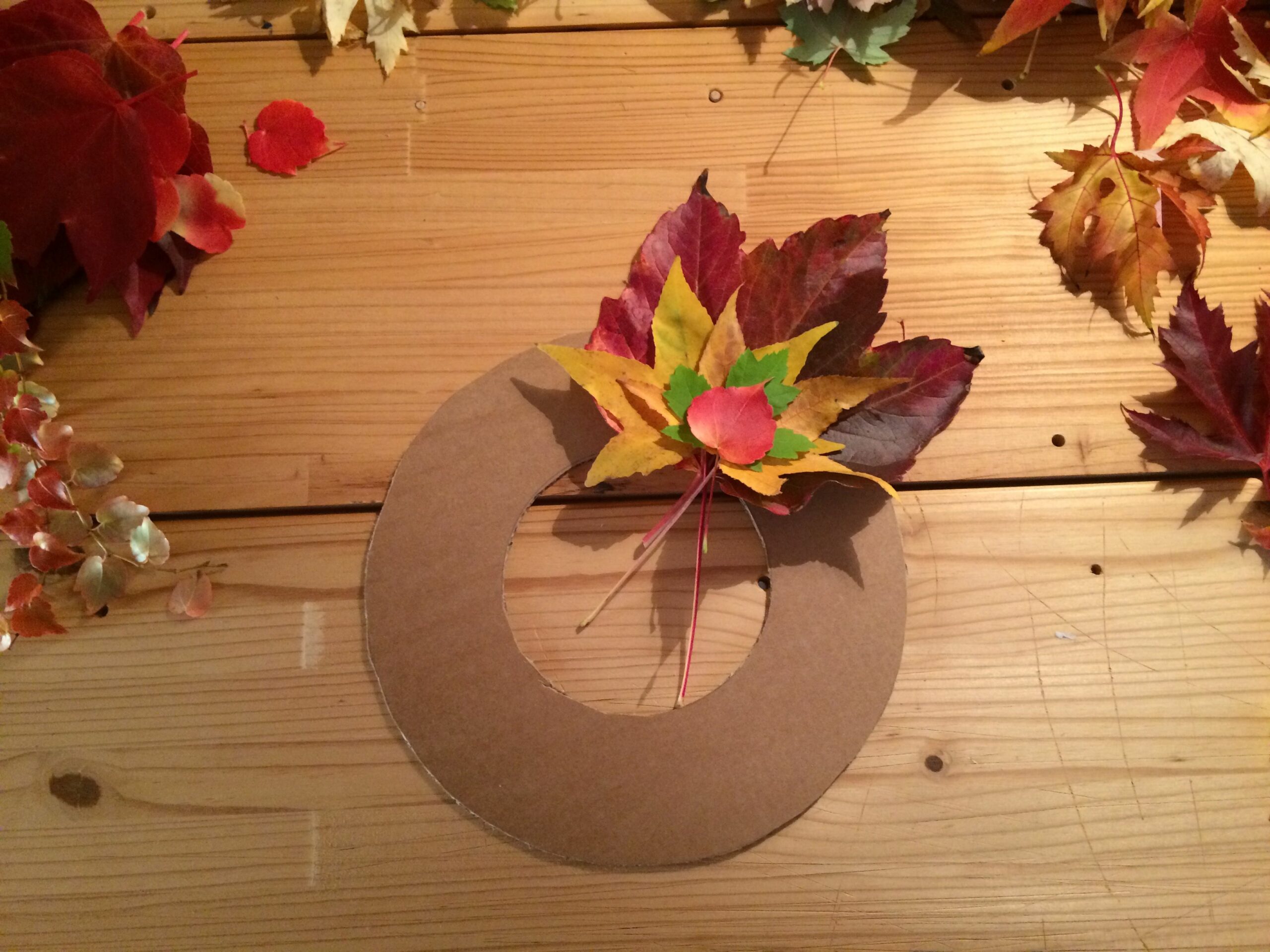 tutoriel pour enfants de couronne de porte avec les feuilles d'automne de l'atelier imaginaire ...