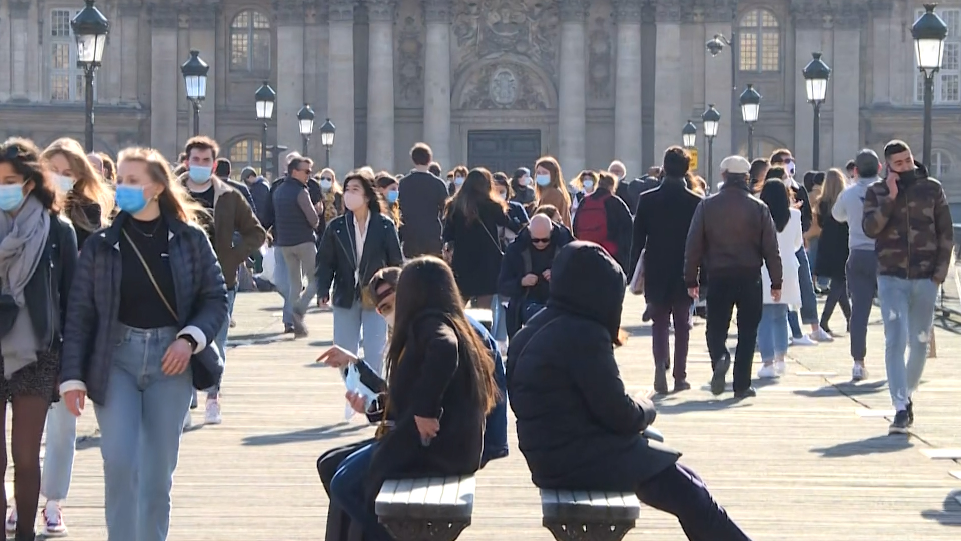 VIDÉO. Covid-19 : à Paris, le soleil attire de nombreux promeneurs sur les quais - Le Parisien