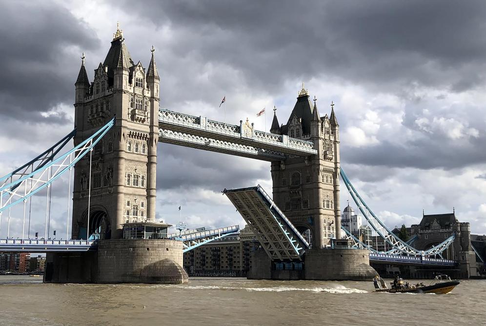 Bloqué en position ouverte, le Tower Bridge a provoqué le chaos dans les rues de Londres (photos ...