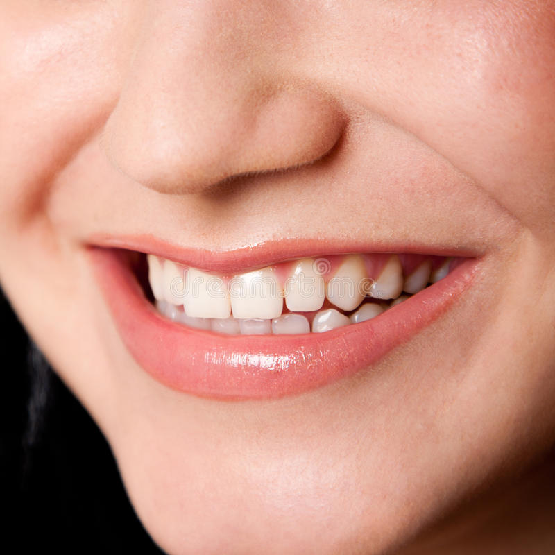Belles Dents Dans Un Sourire Parfait Photo stock - Image du bouche, languette: 23451792