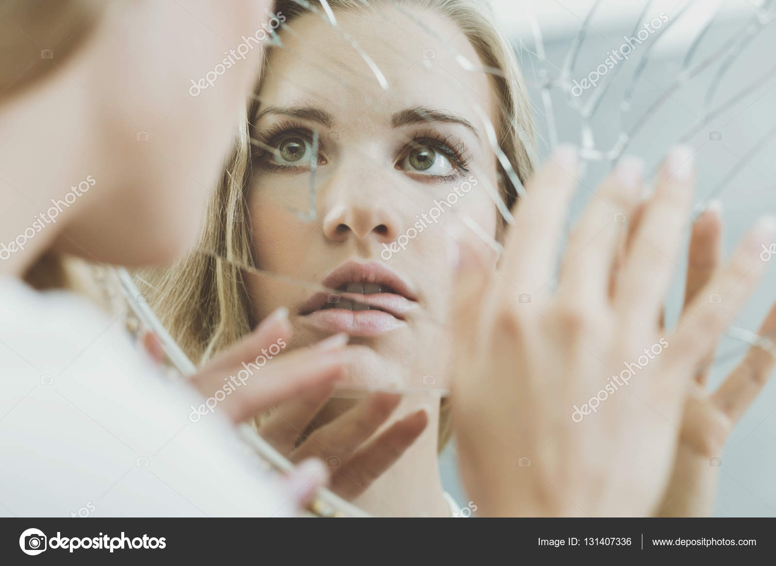 Visage de femme reflété dans le miroir — Photographie photographee.eu © #131407336
