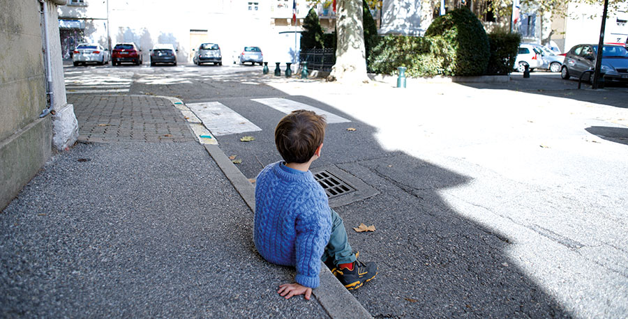 Journal Le Crestois - Deux enfants de trois ans seuls sur le trottoir