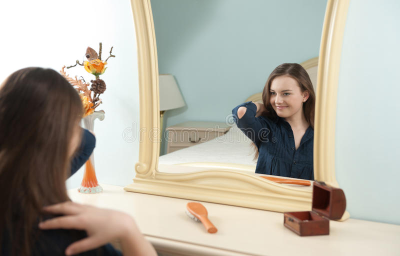 Jeune Fille Devant Le Miroir Image stock - Image du européen, blanc: 15649015