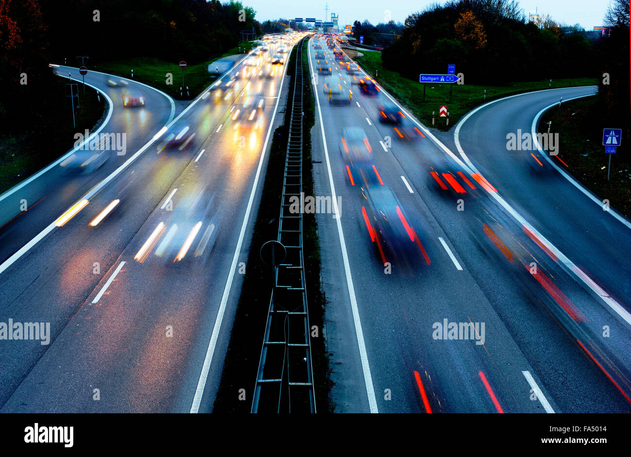 Les voitures sur l'autoroute Autobahn en Allemagne en grande vitesse dans la nuit Banque D ...