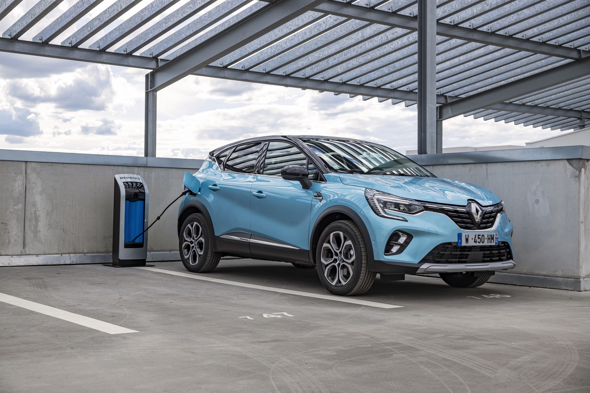 Quelle différence entre véhicule hybride et véhicule hybride rechargeable ? - Renault Group