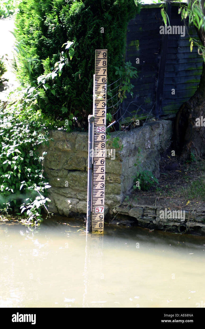 Un indicateur pour mesurer la profondeur de l'eau dans la rivière Photo Stock - Alamy
